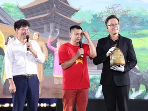 Cục trưởng Xuân Bắc và NSND Tự Long khuấy động phiên đấu giá thu về 2,5 tỷ đồng