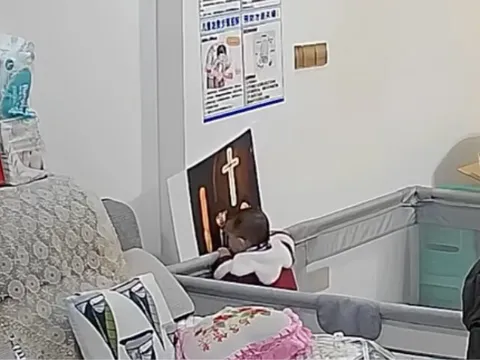 Đi làm xa gửi con 2 tuổi về quê với ông bà, vô tình xem camera thấy bé liên tục làm một hành động ở góc tường, người bố...