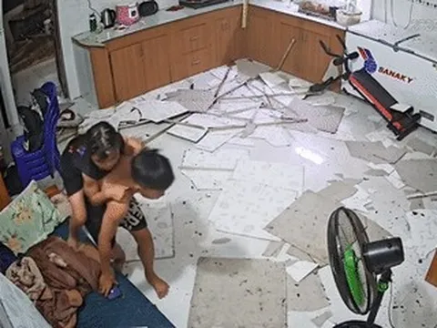 Clip anh 12 tuổi cõng em gái thoát nạn khi trần nhà sập hút gần 16 triệu lượt xem