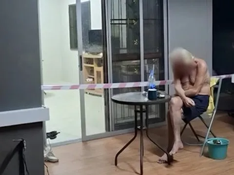 Chồng mù ngồi chờ vợ cả tối, hàng xóm bật đèn lên phát hiện bi kịch trong nhà