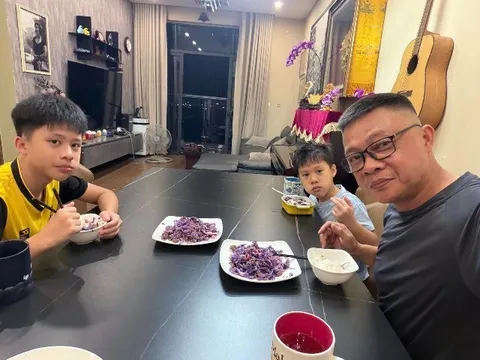 Vợ vắng nhà, BTV Trần Quang Minh tự đi chợ nấu cơm, nhìn bữa ăn của con dân mạng choáng: Món lạ quá, không nuốt nổi!