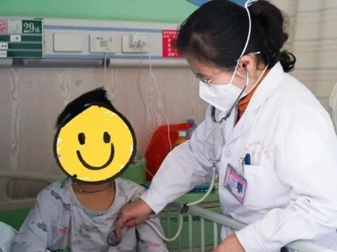 Cứ cuối tuần con gái lại kêu đau bụng, mẹ nghẹn ngào khi BS khuyên: Bố mẹ ly hôn đi!