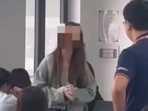 Nữ sinh ăn mì trong giờ học đã xin lỗi