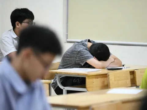 Cảnh báo 'nóng' khi học sinh sống ảo nhiều hơn sống thật