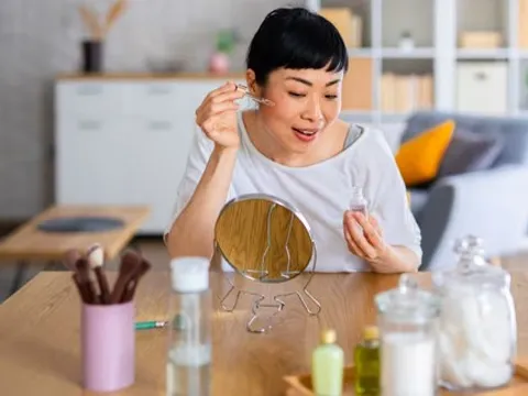 Xua tan nỗi lo da khô, xỉn màu ở tuổi mãn kinh