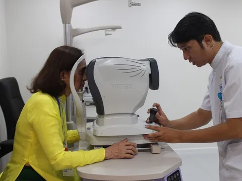 Khám mắt miễn phí, hỗ trợ chi phí phẫu thuật tật khúc xạ cho người dân