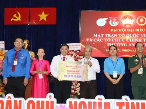 200 lá cờ Tổ quốc được trao tại Đại hội Đại biểu Mặt trận Tổ quốc Việt Nam phường An Nhơn