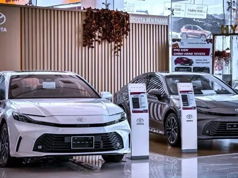 Loạt xe hybrid chạy đua giảm giá dịp cuối năm