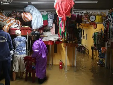 Dân Hội An chật vật 'chạy đua' với lũ, nước dâng đến đâu kê cao đồ đến đó