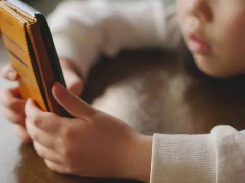 Bé gái mất tích 7 ngày, được tìm thấy trốn chơi điện thoại ở nhà hoang