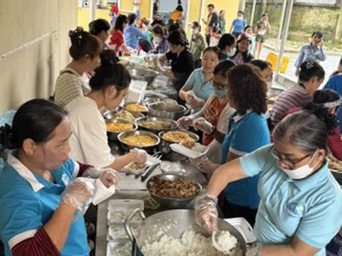 Căn bếp nghĩa tình ở Huế đỏ lửa, nấu hàng nghìn suất cơm cho bà con vùng ngập