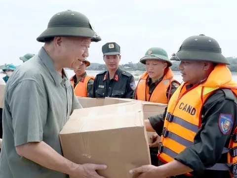 Tổng Bí thư thăm hỏi, động viên đồng bào, cán bộ, chiến sĩ đang ứng phó, khắc phục hậu quả thiên tai