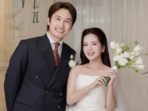 Diễn viên Ngọc Huyền xinh đẹp rạng ngời trong lễ ăn hỏi với Đình Tú