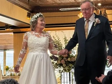 Kết hôn lần đầu ở tuổi 76, bà lão chứng minh 'không bao giờ là quá muộn để yêu'