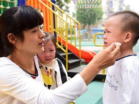 Tan học, con trai 4 tuổi luôn khóc, nép sau lưng cô giáo không muốn về, lý do khiến mẹ ân hận