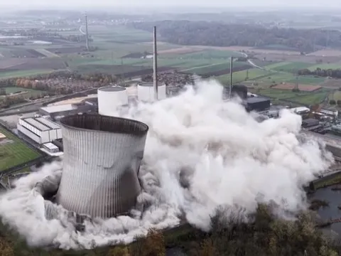 Khoảnh khắc 56.000 tấn bê tông sụp đổ tại nhà máy điện hạt nhân Đức