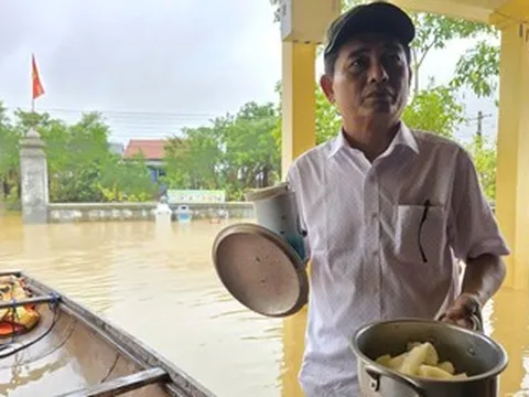 Trưởng thôn mang nồi sắn luộc đi ăn lấy sức cứu trợ, để phần quà cho dân