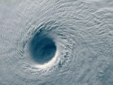 Vì sao bão lũ dồn dập kỷ lục trong năm 2025?