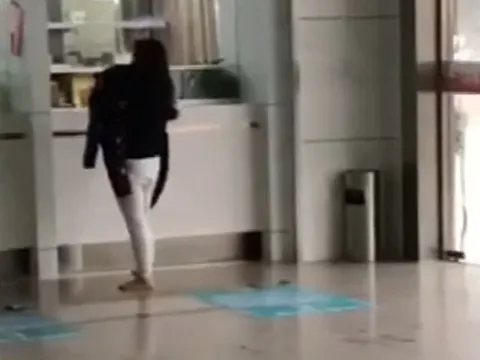 Trời mưa to, mẹ trẻ người ướt nhẹp ôm con chạy vào bệnh viện “cầu cứu”, nhìn xuống thân dưới mới xót xa