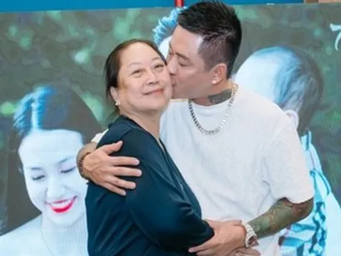 Ca sĩ Tuấn Hưng hủy 2 show diễn ở châu Âu, bay về khẩn cấp vì mẹ bệnh nặng