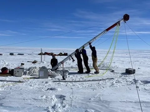 Tìm thấy mẫu không khí 6 triệu năm tuổi dưới băng ở Nam Cực