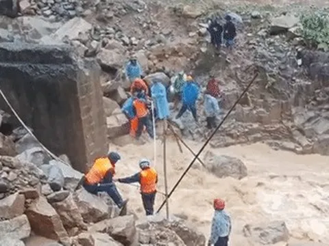 Thót tim hành trình đưa cô giáo mang thai 37 tuần vượt lũ dữ đến cơ sở y tế