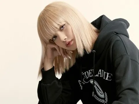 Nhà mốt từng hợp tác với LISA gây chú ý với gánh hàng rong Việt Nam