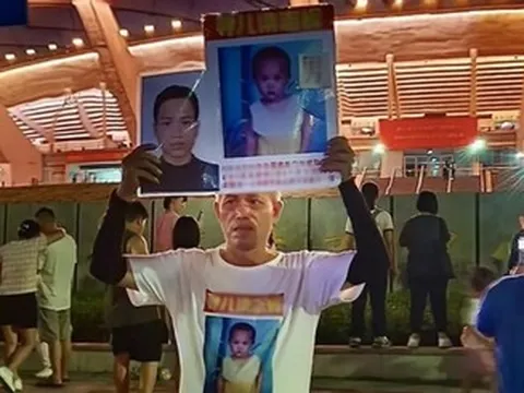 Người cha đi mòn hơn 40 đôi giày tìm con trai mất tích, vỡ òa sau 30 năm