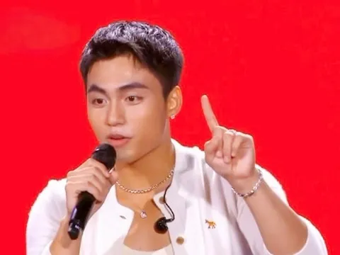 Thực hư clip nam ca sĩ nổi tiếng nhận cuộc gọi lừa đảo ngay trên sân khấu?