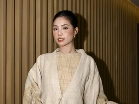 Thiếu úy là Á hậu Việt Nam gây chú ý khi vừa chơi đàn vừa làm người mẫu