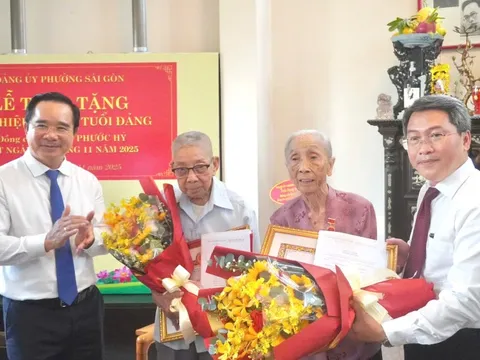 Lãnh đạo TP HCM trao Huy hiệu 60, 80 năm tuổi Đảng cho đảng viên lão thành