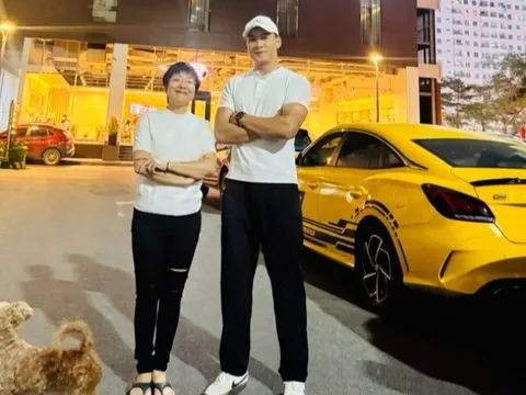 MC Thảo Vân khoe ảnh bên Hot boy Thiếu uý cao 1m85, muốn xin cách giúp con trai Công Lý tăng chiều cao