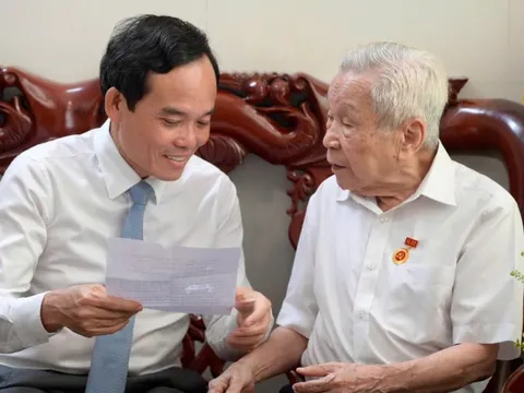 Bí thư Thành ủy TP HCM Trần Lưu Quang trao tặng Huy hiệu 80 năm tuổi Đảng cho đảng viên Tạ Đăng Siêu