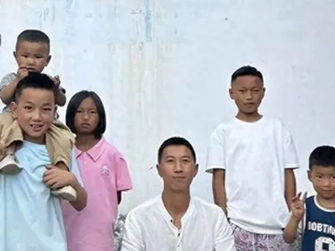 Chàng trai 20 tuổi nhận nuôi 3 cháu mồ côi, gần 10 năm sau được giúp đổi đời