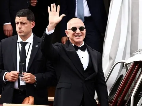 'Bộ lễ phục kinh khủng' khiến chú rể Jeff Bezos bị chế giễu