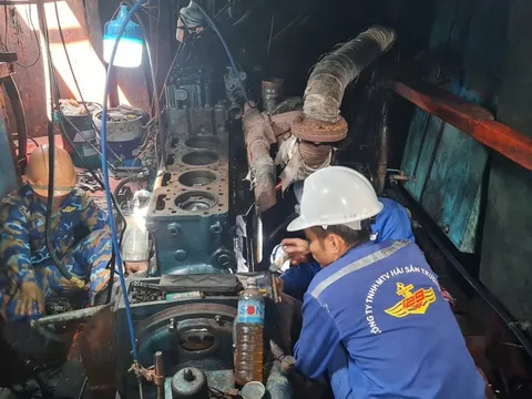 Tàu cá gặp sự cố trên biển, được đưa về đảo Trường Sa khắc phục