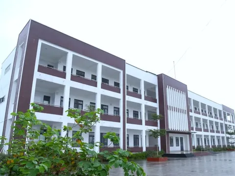 Trường mới xây bỏ không, cô trò chen chúc trong phòng học xuống cấp