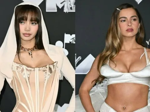 Lisa mặc gợi cảm