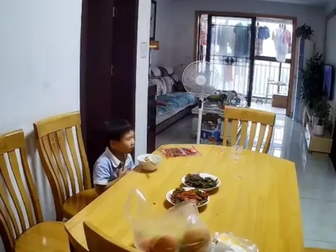 Con trai suýt nhập viện khi ngồi ăn cơm một mình, người mẹ ở xa xem camera giám sát đã cứu con qua nguy kịch