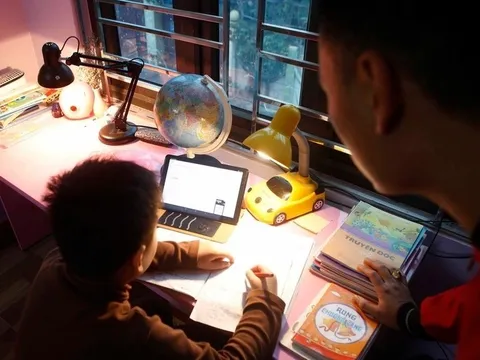 Ép con học tập quá sức có thể bị phạt tới 10 triệu đồng