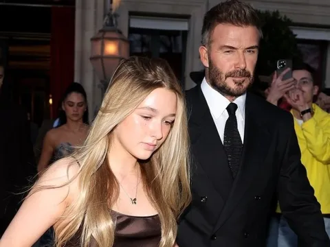 Harper Beckham gây chú ý trong show của mẹ