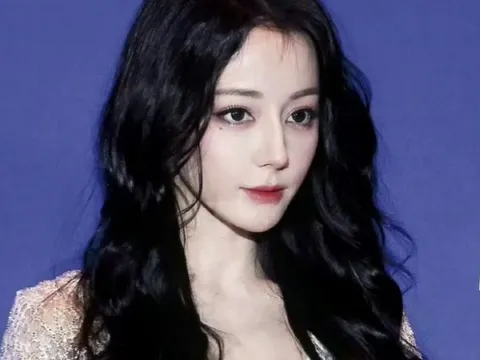 Địch Lệ Nhiệt Ba bị nói 'biến đồ hiệu thành hàng chợ'