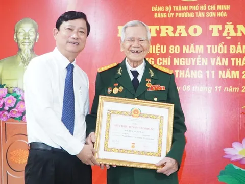 Chủ tịch HĐND TP HCM Võ Văn Minh trao Huy hiệu 80 năm tuổi Đảng cho đảng viên Nguyễn Văn Thái