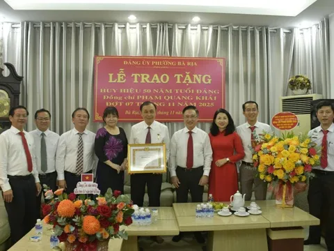 Nguyên Phó Bí thư Thường trực Tỉnh ủy Bà Rịa - Vũng Tàu nhận Huy hiệu 50 năm tuổi Đảng