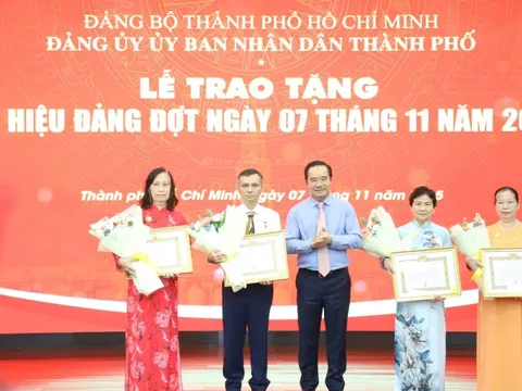 Đảng ủy UBND TP HCM trao Huy hiệu Đảng cho 32 đảng viên