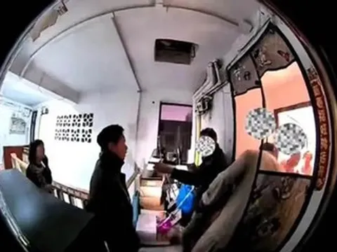 Nhắc hàng xóm không đổ rác bừa bãi, cô gái bị nhóm người đánh dã man