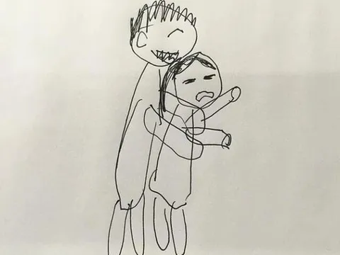 Cho con gái đi học vẽ để phát triển năng khiếu, tình cờ phát hiện bức tranh trong cặp con, người mẹ toát mồ hôi lạnh