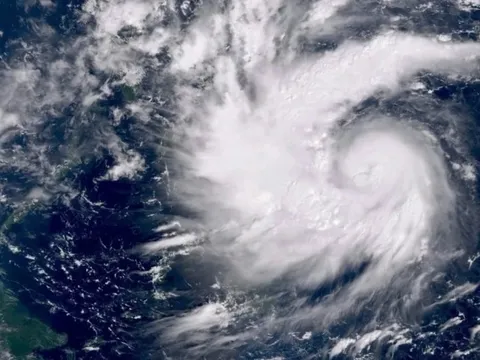 Hàng trăm nghìn học sinh nghỉ học tránh bão số 13