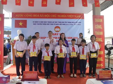 Phó Bí thư Thành ủy TP HCM Nguyễn Phước Lộc dự ngày hội Đại đoàn kết tại xã Long Hải