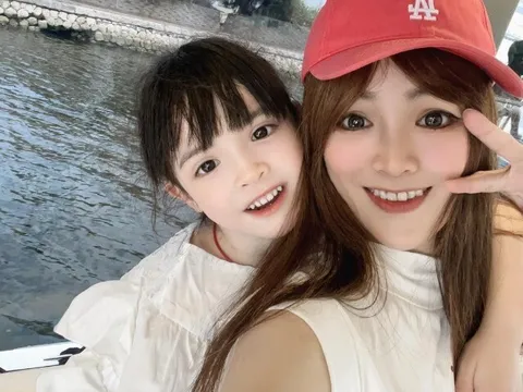 Để con 5 tuổi vào nhà vệ sinh công cộng một mình, mẹ run sợ khi nghe được cuộc trò chuyện của 2 người lạ